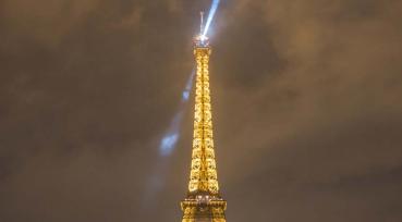 Torre Eiffel iluminada desde el Campo de Marte