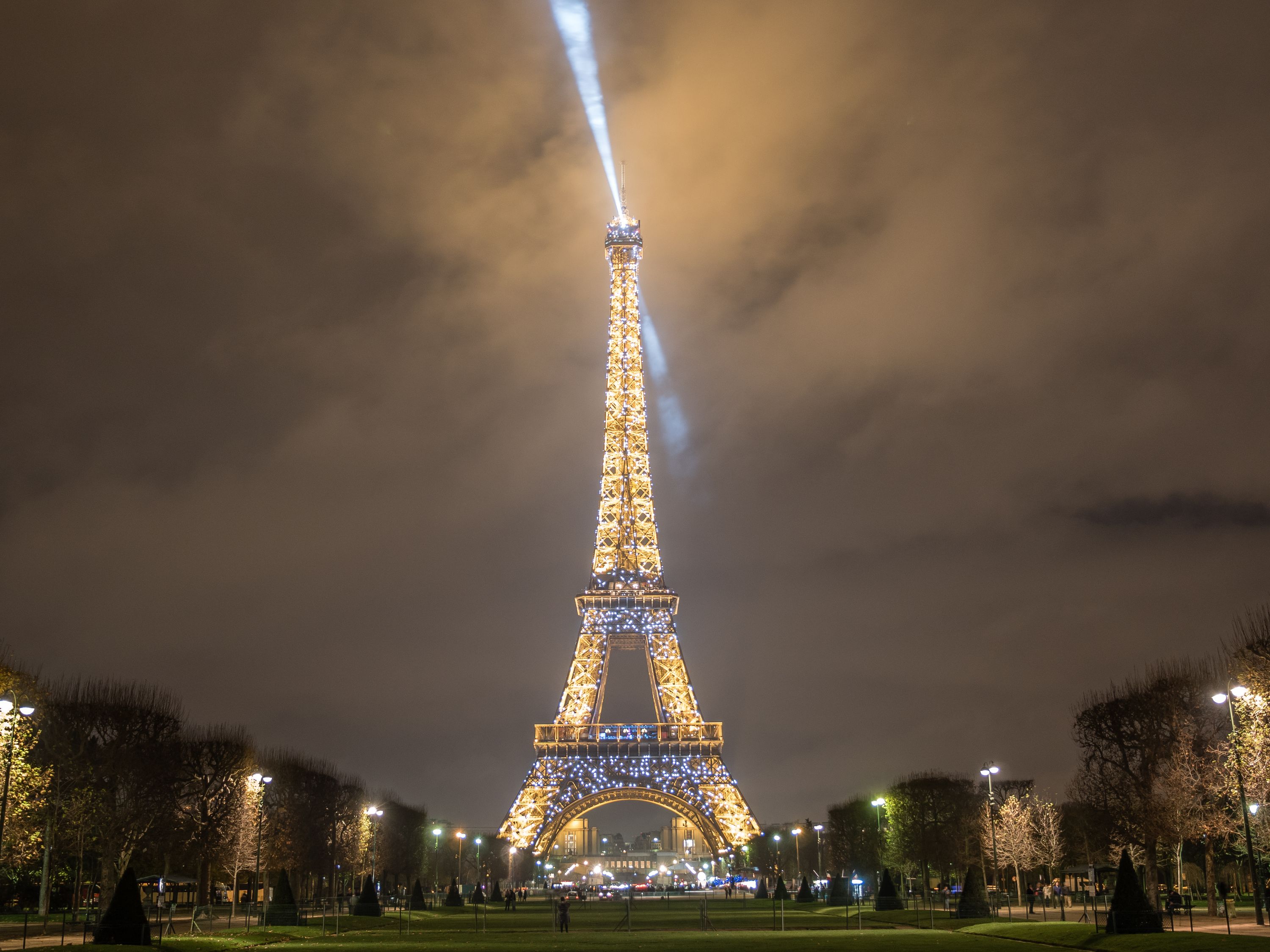 Tour Eiffel illuminée depuis Champs de Mars  E.Li1