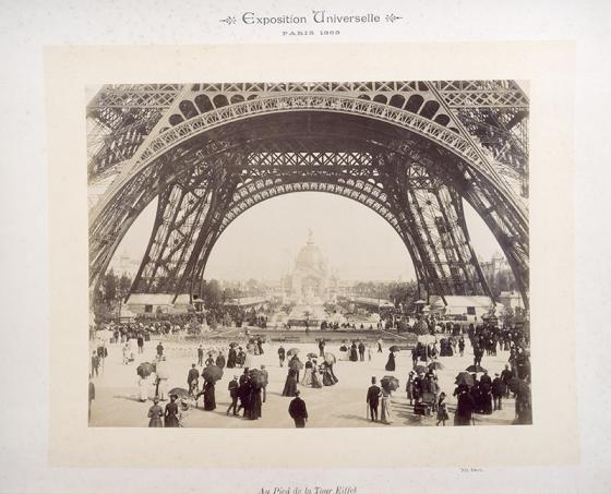 Photo aux pieds de la tour Eiffel en 1889