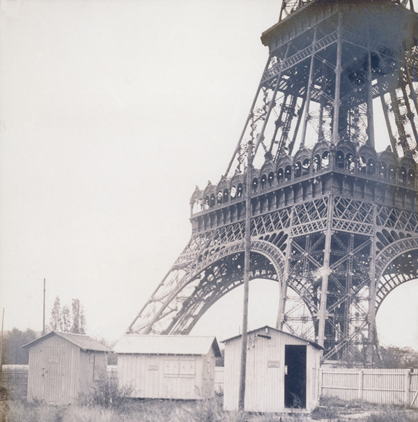 Vue sur la station TSF au pied de la tour Eiffel