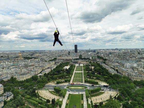 Una tirolina en la Torre Eiffel