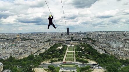 Una tirolina en la Torre Eiffel