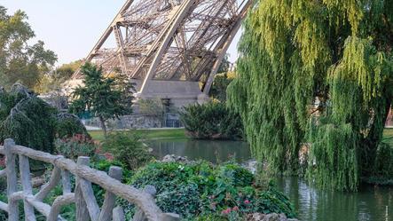 Vista de la base del pilar este de la Torre Eiffel