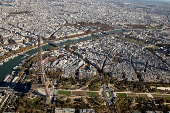 Vue aérienne sur la tour Eiffel