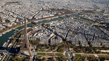 Vue aérienne sur la tour Eiffel