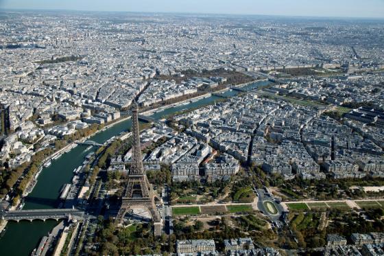 Vue aérienne sur Paris et la tour Eiffel