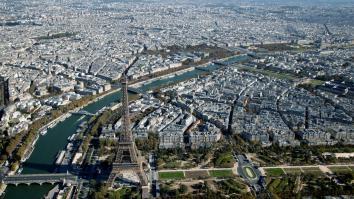 Vista aerea de Paris y la Torre Eiffel