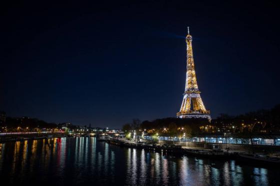 Vue sur la tour Eiffel scintillante