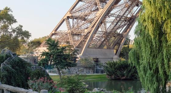 Vue sur le pilier est depuis les jardins