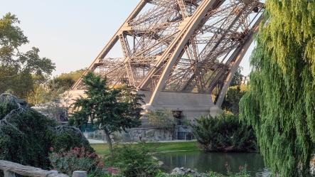 Vue sur le pilier est depuis les jardins