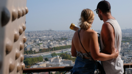 Couple admirant la vue depuis la Tour